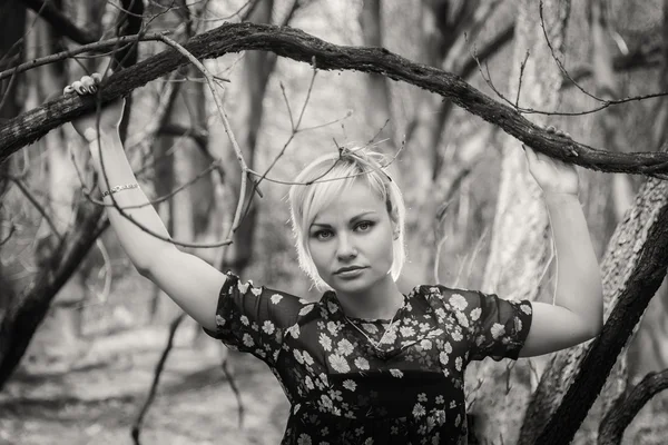 Vrouw in het bos — Stockfoto