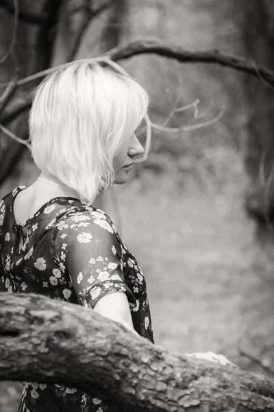 Mujer en el bosque — Foto de Stock