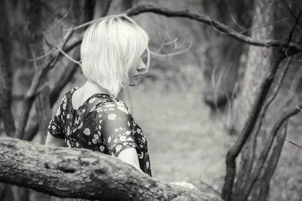 Mulher na floresta — Fotografia de Stock