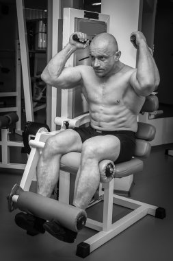 adam içinde jimnastik salonu