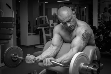 adam içinde jimnastik salonu