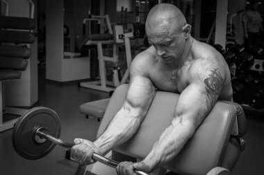 adam içinde jimnastik salonu