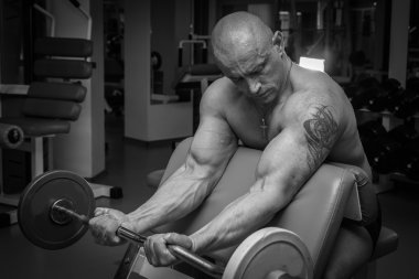 adam içinde jimnastik salonu