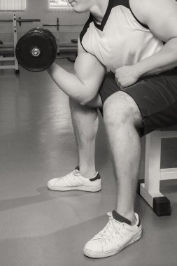 adam dumbbells ile çalışmaları yapan.