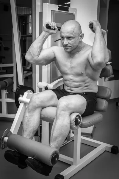 Hombre en el gimnasio —  Fotos de Stock