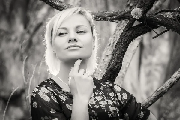 Mujer en el bosque — Foto de Stock