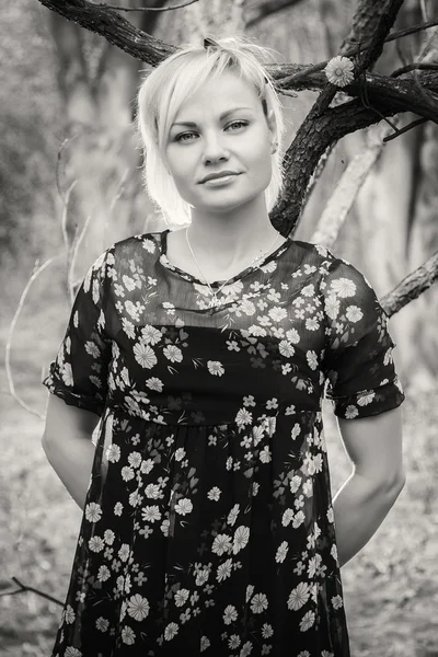 Mujer en el bosque — Foto de Stock