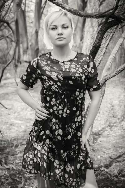 Kobieta w lesie — Zdjęcie stockowe
