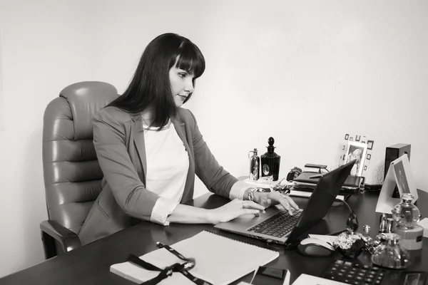 コンピューターで作業ビジネス女性 — ストック写真