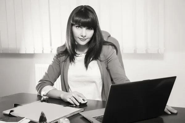 Biznes kobieta pracując na komputerze — Zdjęcie stockowe