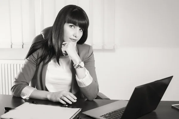 Forretningskvinne som jobber med datamaskinen – stockfoto