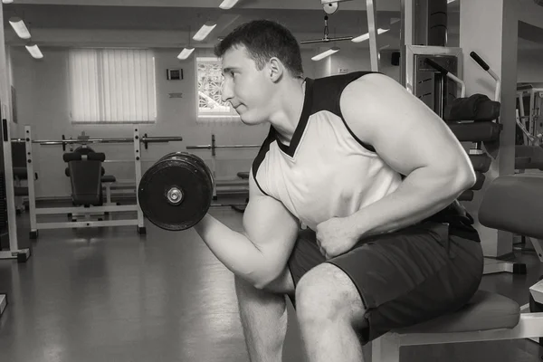 L'homme fait des exercices avec des haltères . — Photo