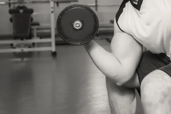 L'homme fait des exercices avec des haltères . — Photo