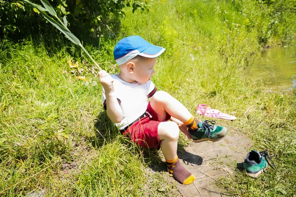 Мальчик играет на открытом воздухе — стоковое фото