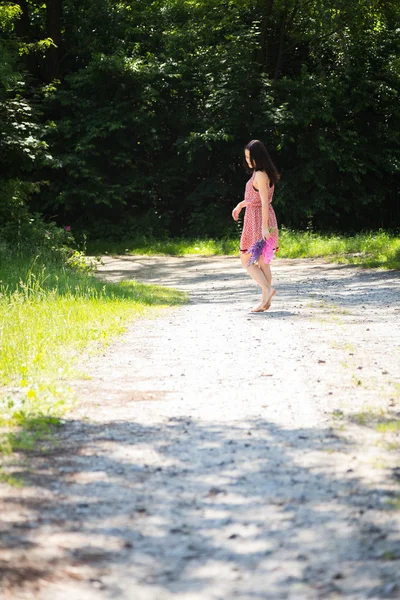 Frau im Wald — Stockfoto