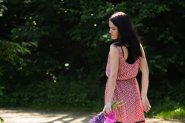 Vrouw in het bos — Stockfoto