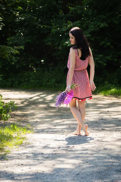 Vrouw in het bos — Stockfoto