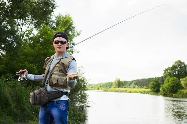 Hombre pescando — Foto de Stock