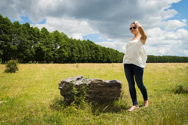 Žena v poli — Stock fotografie