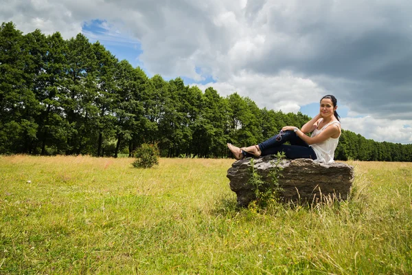 Vrouw op steen — Stockfoto