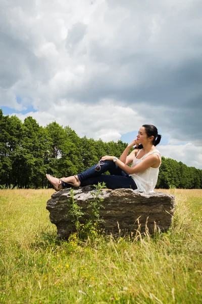 Vrouw op steen — Stockfoto