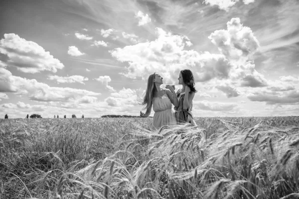 Due ragazze in piedi in un campo di grano . — Foto Stock