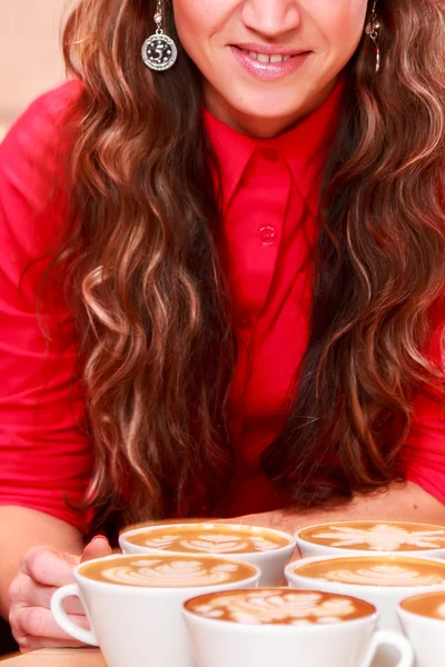 Meisje bedrijf kopjes cappuccino — Stockfoto