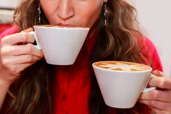 Donna che beve caffè — Foto Stock