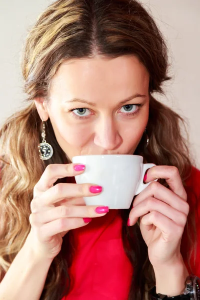 Vrouw die koffie drinkt — Stockfoto