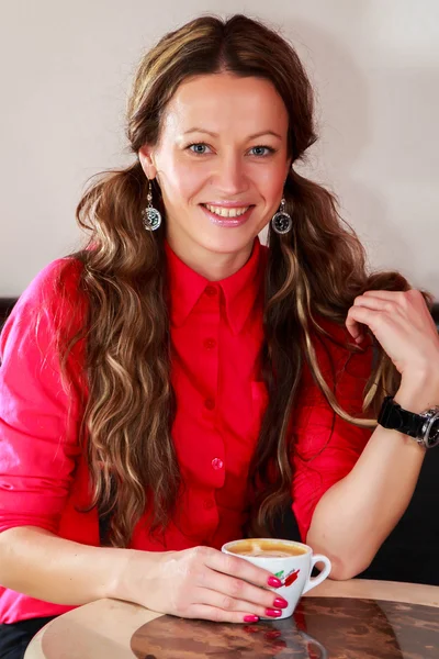 Vrouw die koffie drinkt — Stockfoto