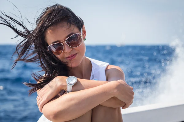 Kvinne på yacht – stockfoto