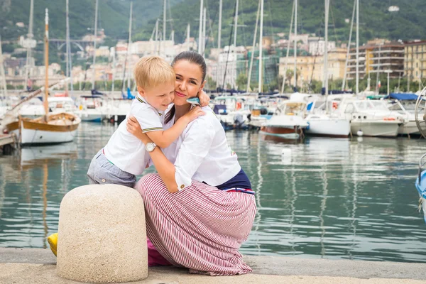 Mor och son på harbor — Stockfoto