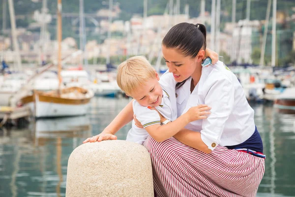 Mother and son at harbor — Stock Photo, Image