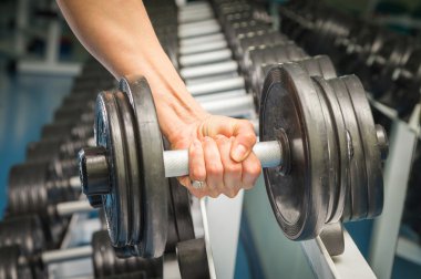 el bir dumbbell tutarak.