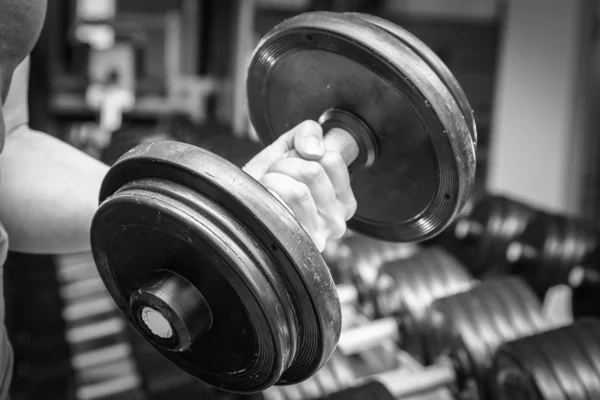 Muskulösa arm i gymmet. — Stockfoto