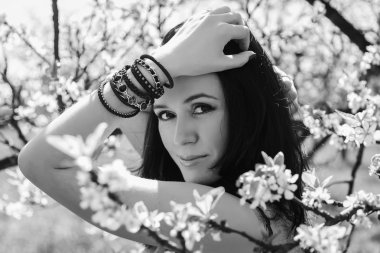 yakınındaki bir çiçekli ağaç kız