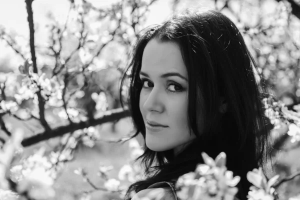 Girl near a flowering tree — Stock Photo, Image