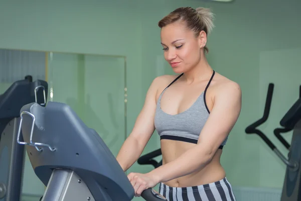 Mädchen auf Laufband — Stockfoto