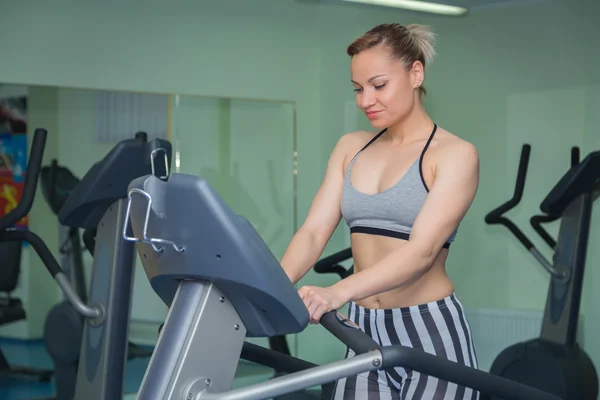 Girl on treadmill — Stock Photo, Image