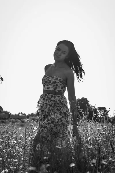 Mujer en el campo — Foto de Stock