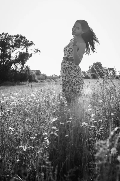 Vrouw in het veld — Stockfoto