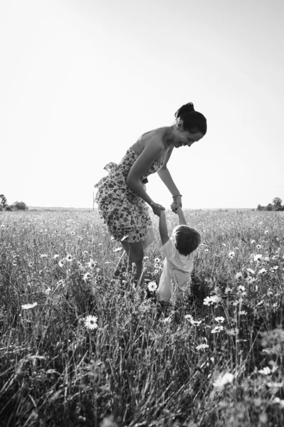 Lycklig familj utomhus — Stockfoto