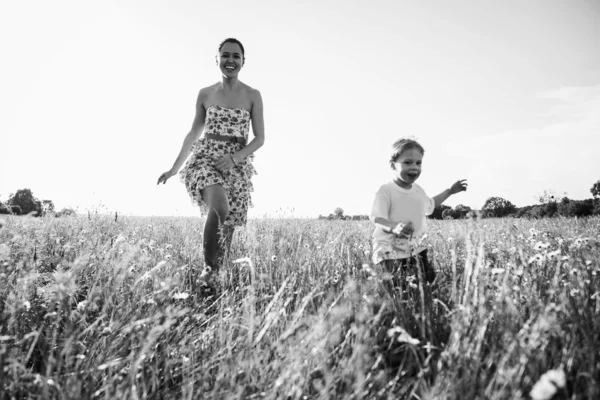 Família feliz ao ar livre — Fotografia de Stock