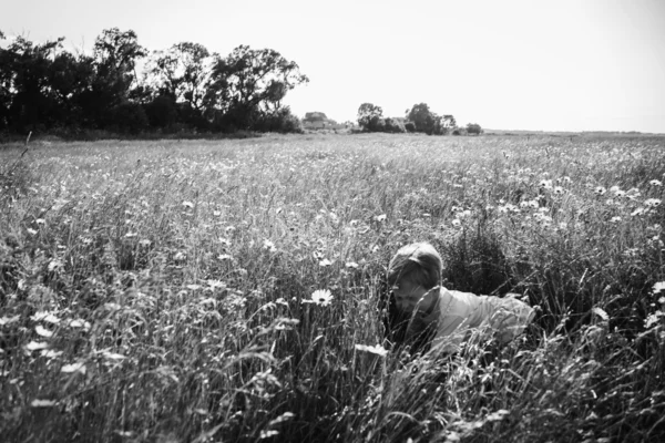 Rapaz no campo — Fotografia de Stock