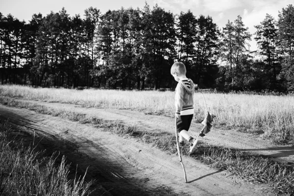 Junge auf dem Feld — Stockfoto