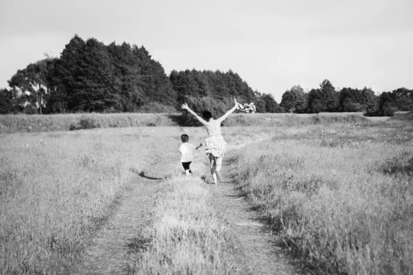 屋外の幸せな家族 — ストック写真