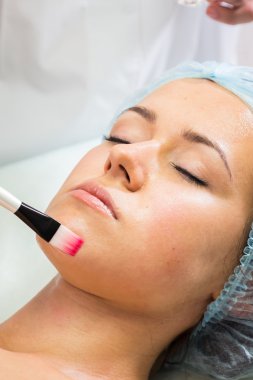 Kaplıca salonundaki kadın.