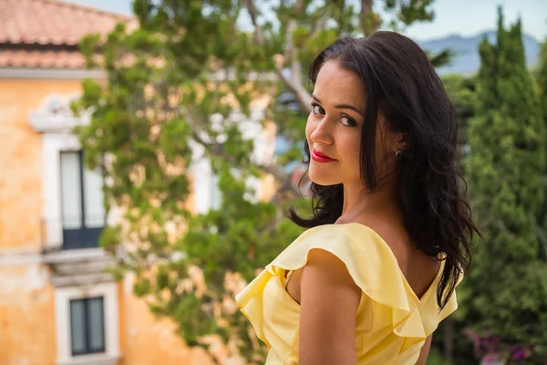 Mulher de vestido amarelo — Fotografia de Stock