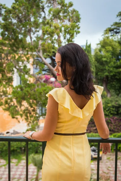 Woman in yellow dress — Stock Photo, Image