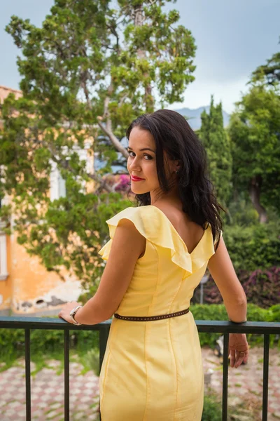 Vrouw in gele jurk — Stockfoto